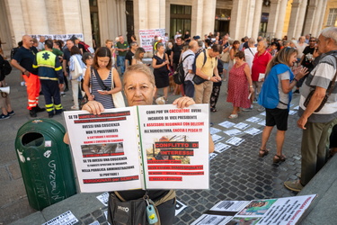 Genova, piazza De Ferrari - manifestazione contro la caccia con 