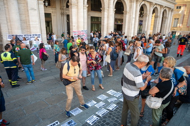 Genova, piazza De Ferrari - manifestazione contro la caccia con 