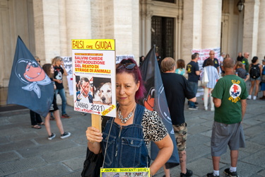 Genova, piazza De Ferrari - manifestazione contro la caccia con 