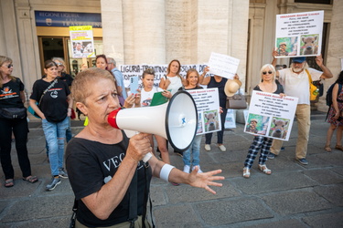 Genova, piazza De Ferrari - manifestazione contro la caccia con 