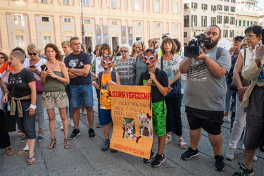 Genova, piazza De Ferrari - manifestazione contro la caccia con 