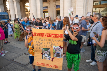 Genova, piazza De Ferrari - manifestazione contro la caccia con 