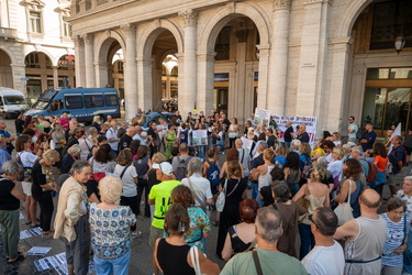 Genova, piazza De Ferrari - manifestazione contro la caccia con 