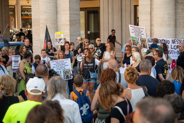 Genova, piazza De Ferrari - manifestazione contro la caccia con 