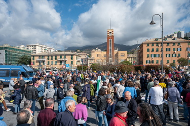 Genova, manifestazione da Pra a Pegli per dire no alla fabbrica 