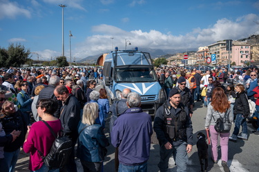 Genova, manifestazione da Pra a Pegli per dire no alla fabbrica 