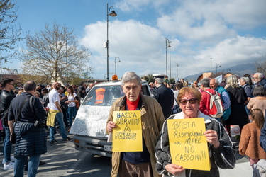 Genova, manifestazione da Pra a Pegli per dire no alla fabbrica 