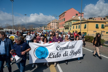 Genova, manifestazione da Pra a Pegli per dire no alla fabbrica 