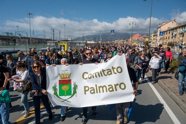 Genova, manifestazione da Pra a Pegli per dire no alla fabbrica 