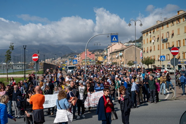 Genova, manifestazione da Pra a Pegli per dire no alla fabbrica 