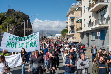 Genova, manifestazione da Pra a Pegli per dire no alla fabbrica 