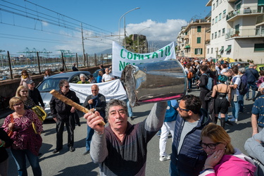 Genova, manifestazione da Pra a Pegli per dire no alla fabbrica 