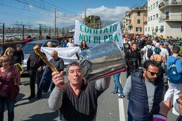 Genova, manifestazione da Pra a Pegli per dire no alla fabbrica 