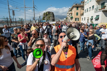 Genova, manifestazione da Pra a Pegli per dire no alla fabbrica 