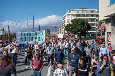 Genova, manifestazione da Pra a Pegli per dire no alla fabbrica 