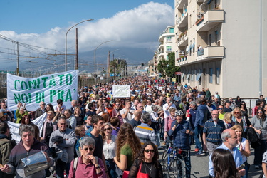 Genova, manifestazione da Pra a Pegli per dire no alla fabbrica 