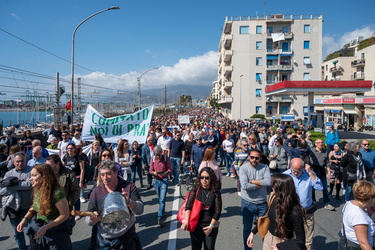 Genova, manifestazione da Pra a Pegli per dire no alla fabbrica 