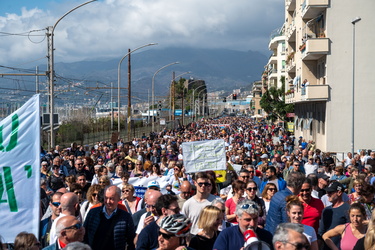 Genova, manifestazione da Pra a Pegli per dire no alla fabbrica 