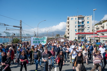 Genova, manifestazione da Pra a Pegli per dire no alla fabbrica 