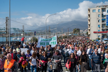 Genova, manifestazione da Pra a Pegli per dire no alla fabbrica 