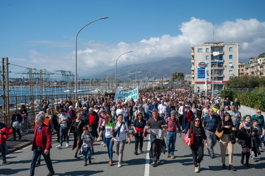 Genova, manifestazione da Pra a Pegli per dire no alla fabbrica 