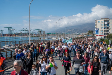 Genova, manifestazione da Pra a Pegli per dire no alla fabbrica 