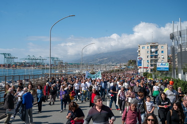 Genova, manifestazione da Pra a Pegli per dire no alla fabbrica 