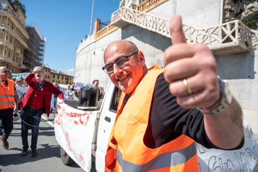 Genova, manifestazione da Pra a Pegli per dire no alla fabbrica 