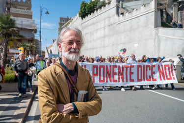 Genova, manifestazione da Pra a Pegli per dire no alla fabbrica 