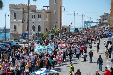 Genova, manifestazione da Pra a Pegli per dire no alla fabbrica 