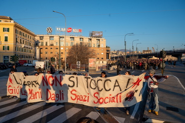 Genova, manifestazione contro lo sgombero del centro sociale Zap