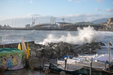 Genova, mareggiata e forte vento