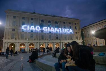 Genova, piazza De Ferrari - omaggio a Gianluca Vialli nel giorno