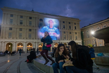 Genova, piazza De Ferrari - omaggio a Gianluca Vialli nel giorno