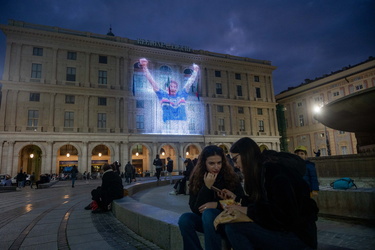 Genova, piazza De Ferrari - omaggio a Gianluca Vialli nel giorno