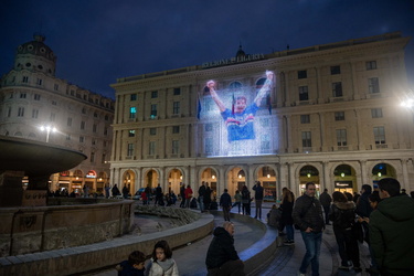 Genova, piazza De Ferrari - omaggio a Gianluca Vialli nel giorno