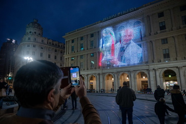 Genova, piazza De Ferrari - omaggio a Gianluca Vialli nel giorno