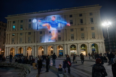 Genova, piazza De Ferrari - omaggio a Gianluca Vialli nel giorno