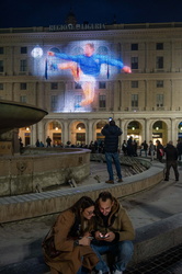 Genova, piazza De Ferrari - omaggio a Gianluca Vialli nel giorno