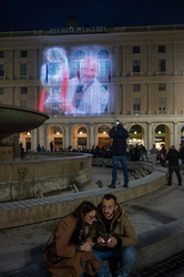 Genova, piazza De Ferrari - omaggio a Gianluca Vialli nel giorno