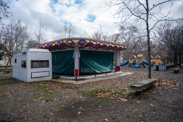 Genova, parco Acquasola - aperto, ma chiusi il bar e la giostra