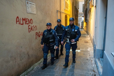 Genova, centro storico - pattuglia polizia locale