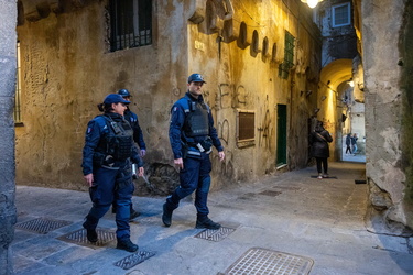 Genova, centro storico - pattuglia polizia locale