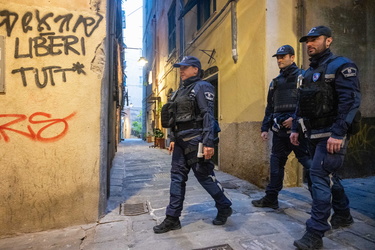 Genova, centro storico - pattuglia polizia locale