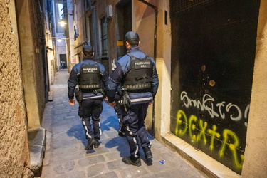 Genova, centro storico - pattuglia polizia locale