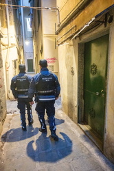 Genova, centro storico - pattuglia polizia locale