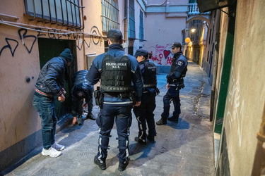 Genova, centro storico - pattuglia polizia locale