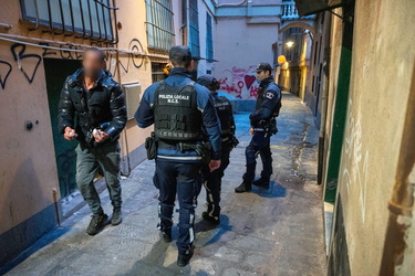 Genova, centro storico - pattuglia polizia locale