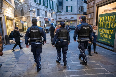 Genova, centro storico - pattuglia polizia locale