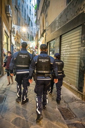 Genova, centro storico - pattuglia polizia locale